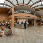 Imagem de um tour virtual 360º em um lobby de hotel moderno